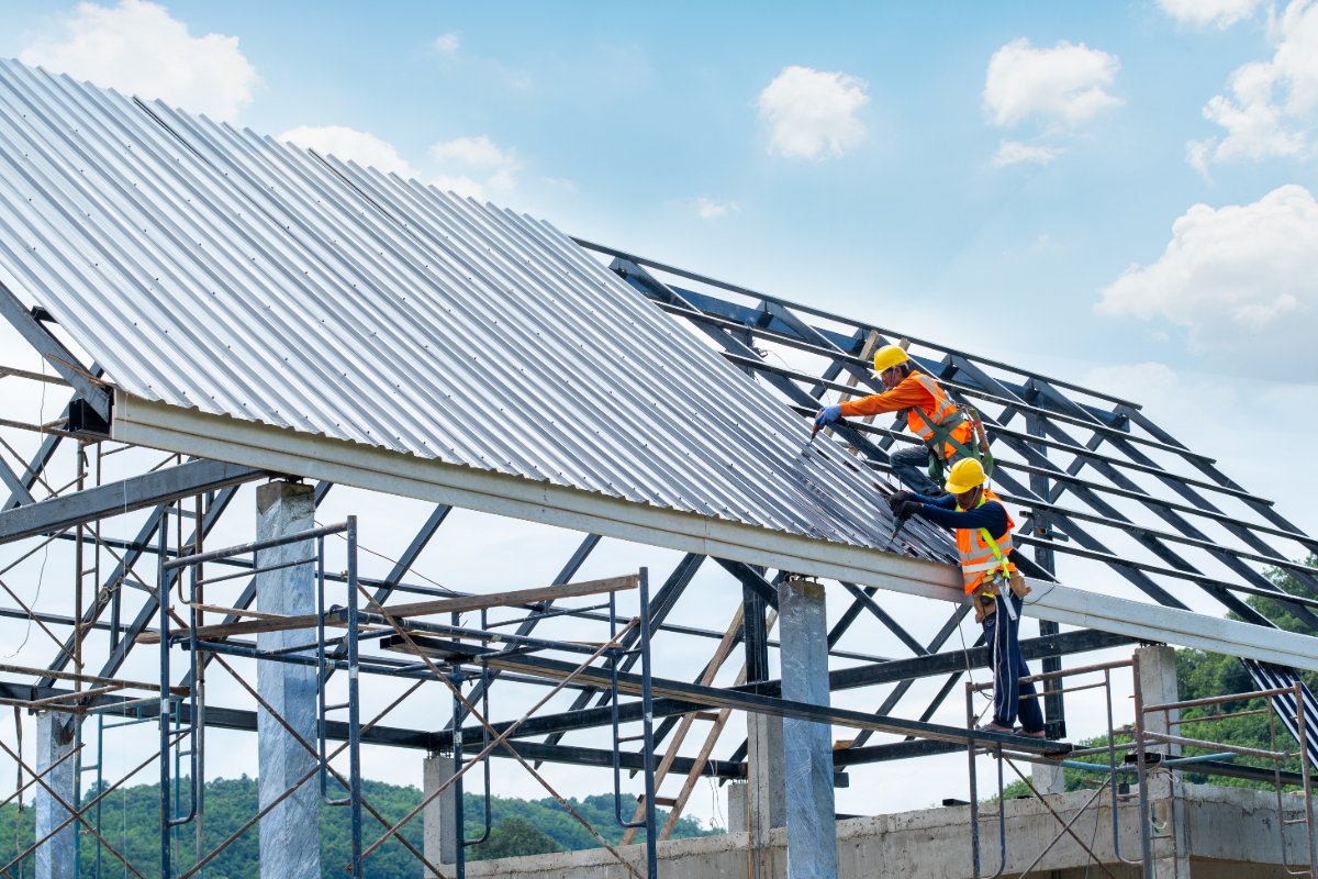 working-height-equipment-construction-worker-wearing-safety-harness-are-working-roof-house-construction-site-1